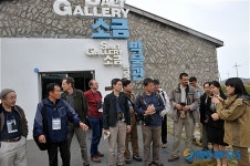 염전의 역사를 관람하는 연구원들