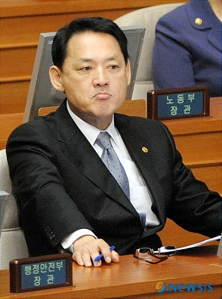 뉴진스 사태 관련 유인촌 장관 발언 사과, 팬덤 버니즈 항의