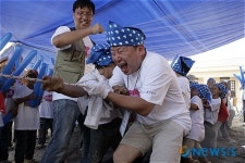 줄다리기 하는 홈스쿨 어린이들 웅진씽크빅 임직원들