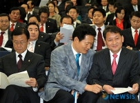 의총에서 이야기 나누는 송영길 최고위원과 이광재 기획재정위 간사