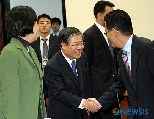 박지원 의원과 인사 나누는 김성호 국정원장 | 포토뉴스