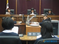 실제 법정에서 모의재판하는 초등생들