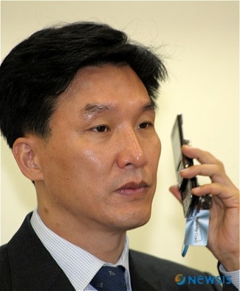 전화받는 김민석 최고위원