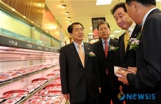 농협안심한우 매장 둘러보는 내빈들