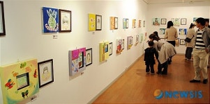 인사동에서 전시중인 유치원 원생들의 작품