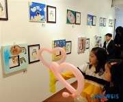 풍선들고 관람하는 유치원생들의 작품전