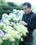 국화 향에 빠진 신상철씨