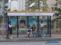 갤러리로 변신한 버스승강장