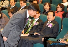 인사하는 전재진 다문화가정특별위원장