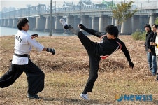 돌려차기 시도하는 백도빈