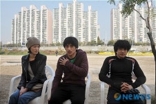 야외에서 기자 간담회 갖는 액션활극 맞짱