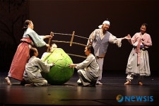 흥보네 가족 복에 여문 박을 켜네