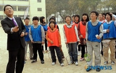 베드민턴 치는 유인촌 장관