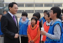 아이들과 대회하는 유 장관