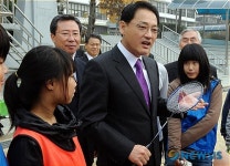 학생들과 이야기 나누는 유인촌 문화체육관광부 장관