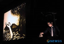 샌드 애니메이션 선보이는 김하준씨