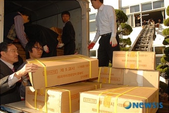 입고되는 수능 문답지