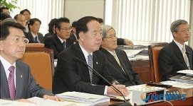 의원들 질의듯는 김경한 장관