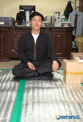 담담한 표정의 김민석 최고위원