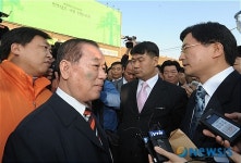 김충조의원과 이야기 중인 수사관들