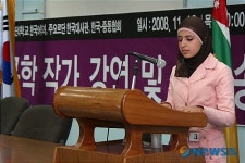 차분하게 시를 낭송하는 여학생