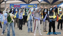 퍼레이드전 몸푸는 참가자들