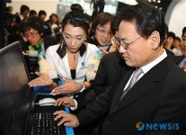 게임 시연하는 유인촌 장관