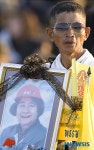태국 공주 초상화들고 애도