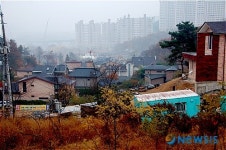 아파트와 전원주택 개발이 한창인 청명산 자락