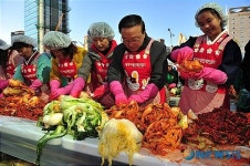 다문화가정 여성들과 김치 담그는 이호조 구청장