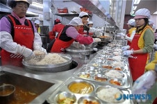 배식준비를 하는 세븐럭 봉사단