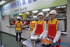 세븐럭 봉사단의 무료급식 봉사활동