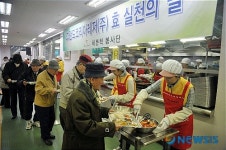 세븐럭 봉사단의 배식 봉사활동