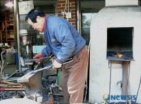 대장장이의 묵묵한 망치질