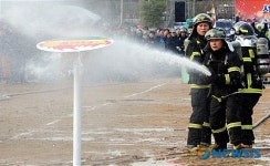 실력 겨누는 소방대원들