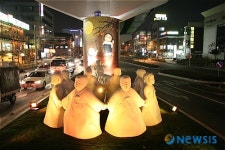 동수원고가도로 아래에 설치된 조형물