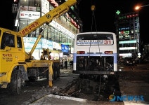 해운대 도로 지나던 버스 구덩이에 빠져