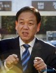 취재진의 질의에 답변하는 박종희 의원