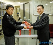 현대백화점 신촌점 서대문소방서에 소화기 기증