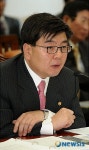 질의에 답하는 임채민 지식경제부차관