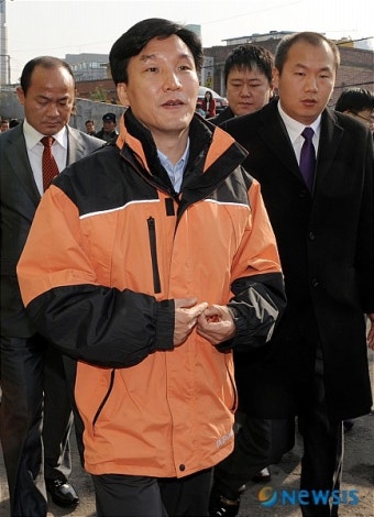 자리 이동하는 김민석 최고위원