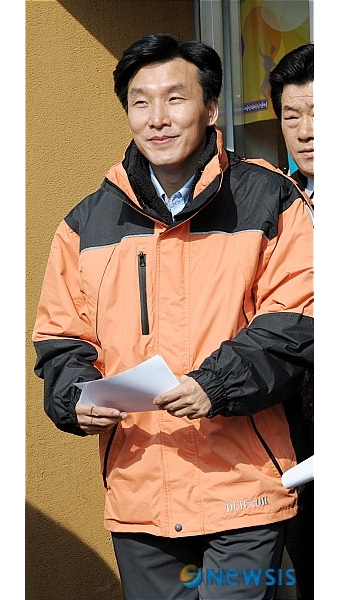 당사 밖으로 나오는 김민석 최고위원