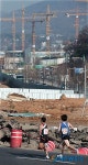 아파트 공사현장 지나는 선수들