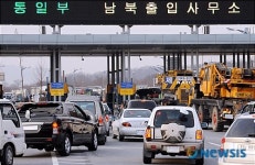 개성공단 향하는 입주업체 관련 차량들