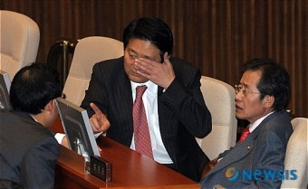 홍준표 원내대표 찾은 서갑원 원내수석부대표