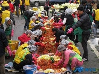 우만1동 주민센터 회원들 김장담그기 한창