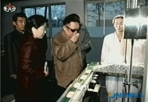 북 김정일 위원장, 비누직장 시찰 모습 공개