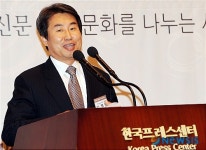 축사하는 신재민 차관