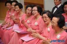 출연 기다리는 고운 차림의 어르신들