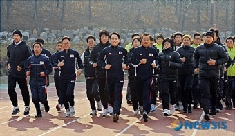 선수들과 함께 달리는 유인촌 장관